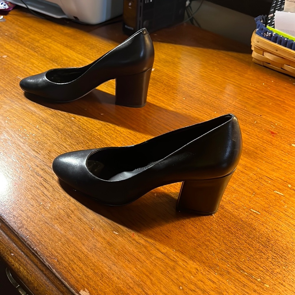 Karl Lagerfeld black pumps.